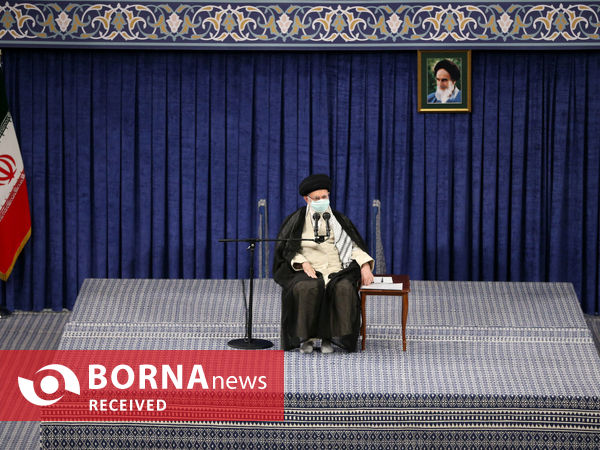 دیدار صدها نفر از مردم استان اصفهان با مقام معظم رهبری