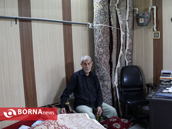 اکبر قاسمی متولد 1307 و فرش فروش از اهالی قدیمی محل