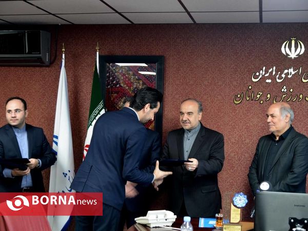 نشست صمیمانه وزیر ورزش و جوانان با اعضای هیئت رئیسه مجمع ملی سازمان های مردم نهاد جوانان