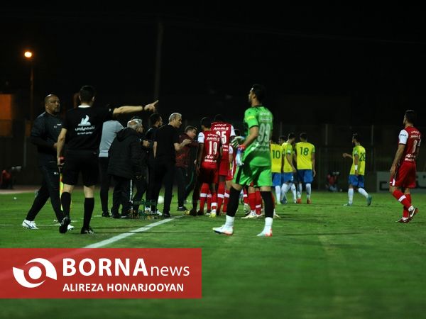 دیدار تیم های فوتبال صنعت نفت - پرسپولیس