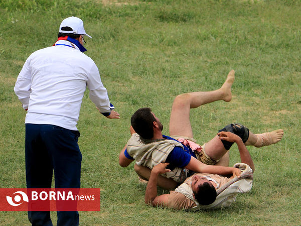 مسابقات کشتی با چوخه قهرمانی کشور در روستای رهورد قوچان‎