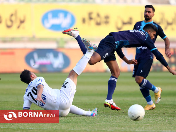 دیدار تیم های فوتبال پیکان - استقلال