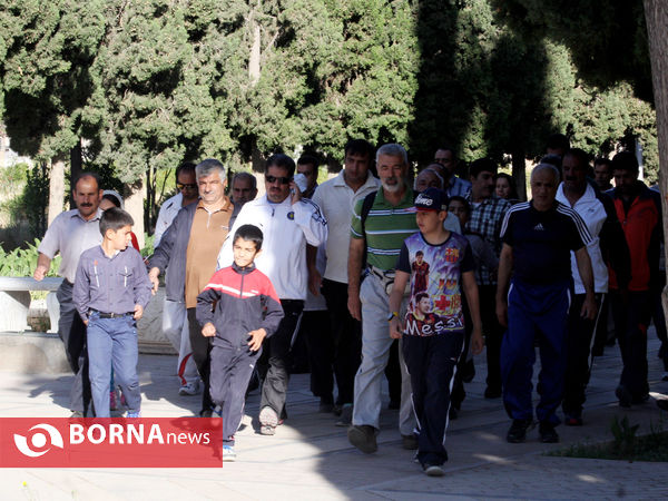 پیاده روی خانوادگی مردم شیراز به مناسبت هفته مقاومت
