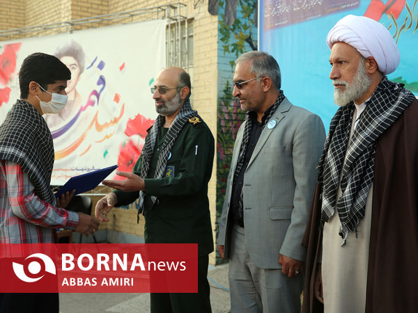 دیدار نماینده ولی فقیه در فارس با همکلاسی های دانش آموز شهید ترور شاهچراغ(ع)