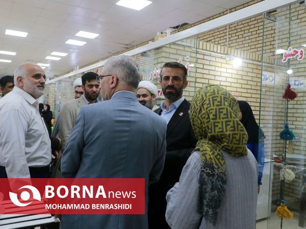 بازدید مدیرعامل سازمان منطقه آزاد اروند از بازارچه صنایع دستی آبادان
