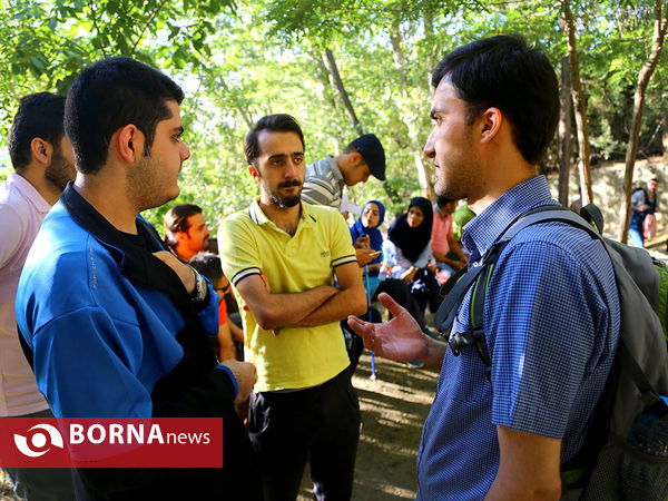 کوهپیمایی دکتر عارف به همراه جمعی از جوانان