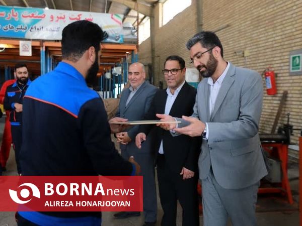 تجلیل از کارگران واحدهای تولیدی و صنعتی اروند