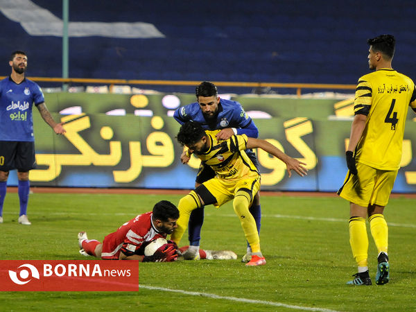 دیدار تیم های فوتبال  استقلال - نود ارومیه