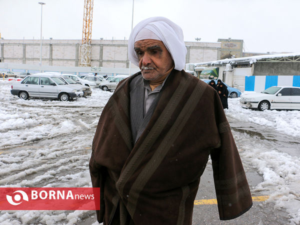 مشهد زیر چتر برف