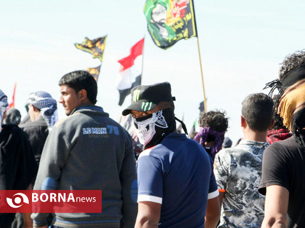 پیاده روی زائران به سمت نجف اشرف حرم امام علی(ع)