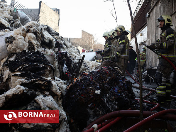 آتش سوزی انبار پنبه در خیابان مولوی تهران