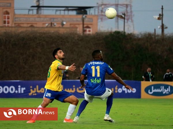 دیدار تیم های فوتبال صنعت نفت و استقلال