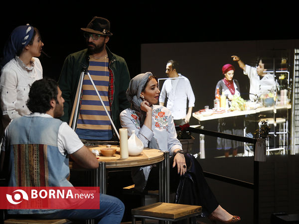 نمایش نیمه تاریک ماه