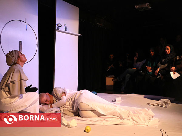 نمایش "تنها خدا حق دارد بیدارم کند"
