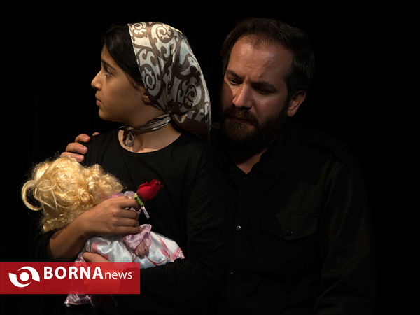 نمایش یک شاخه گل سرخ