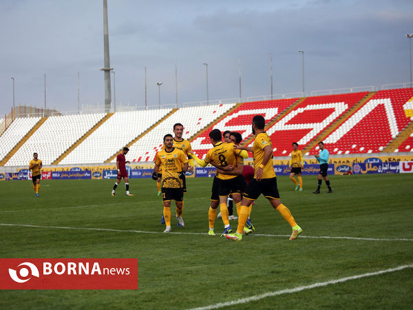 دیدار تیم‌های پدیده  مشهد و سپاهان اصفهان