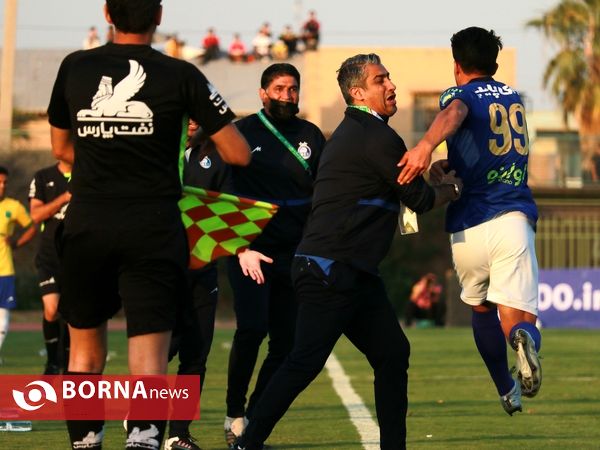 دیدار تیم های فوتبال صنعت نفت و استقلال