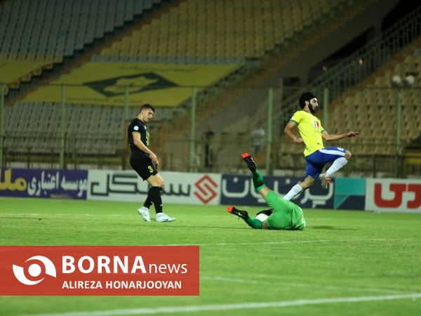 دیدار تیم های فوتبال صنعت نفت - سپاهان