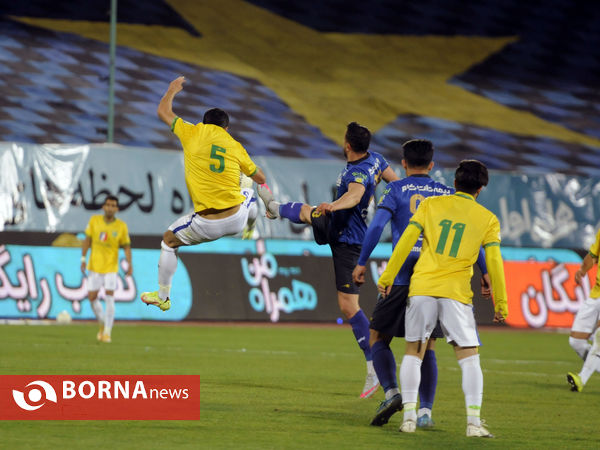 دیدار تیم های فوتبال استقلال - صنعت نفت آبادان