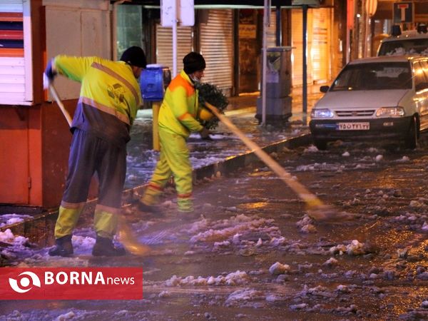 پاکسازی معابر برفی شهر ارومیه توسط عوامل شهرداری