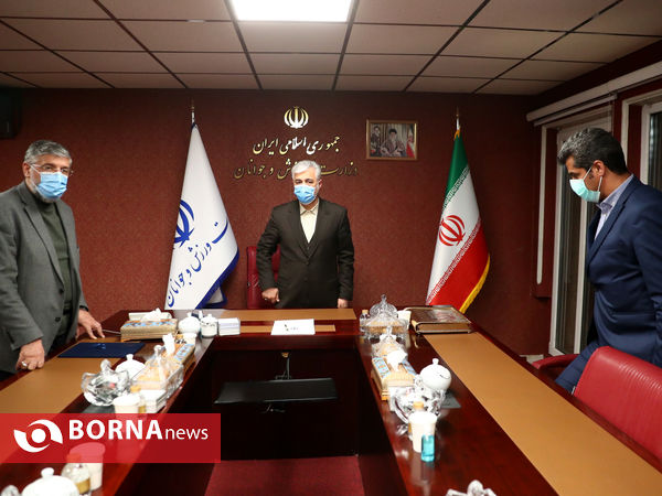 اعطای حکم ریاست هادی ساعی از سوی وزیر ورزش و جوانان