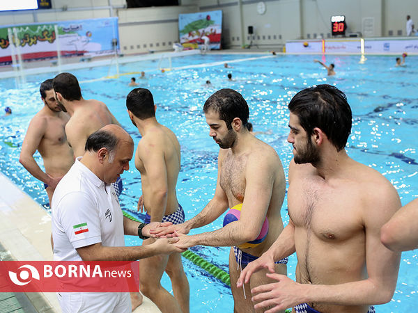 چک کردن بازیکنان توسط داور قبل از شروع بازی