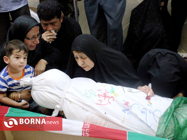 وداع خانواده شهید محمد قایدی با فرزندشان پس از 32 سال فراق