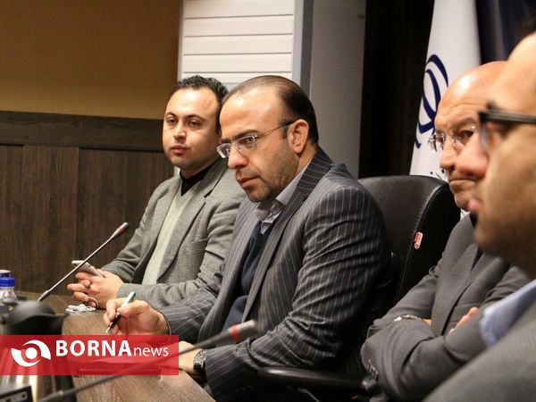 دیدار صبوریان با قهرمانان وزنه برداری بانوان استان