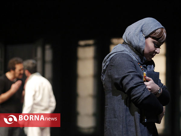 نمایش  خروس می خواند