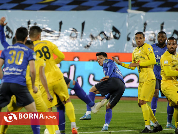 دیدار تیم های فوتبال استقلال - فجرسپاسی