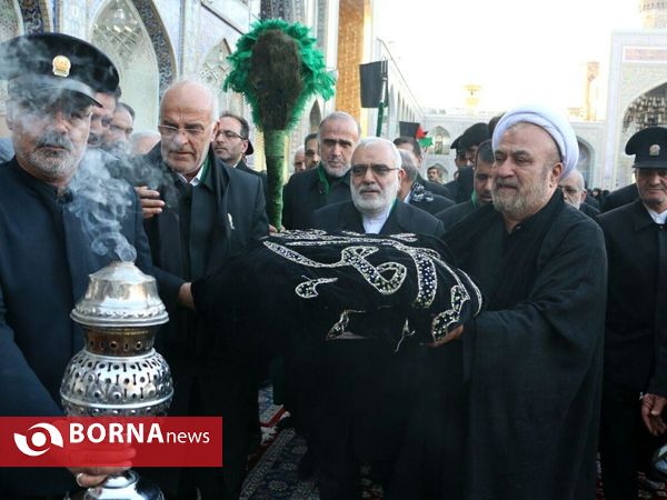 آيين تعويض پرچم گنبد منور رضوی