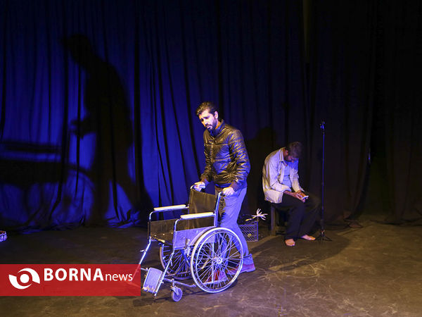 نمایش "اینجا همان جاست"