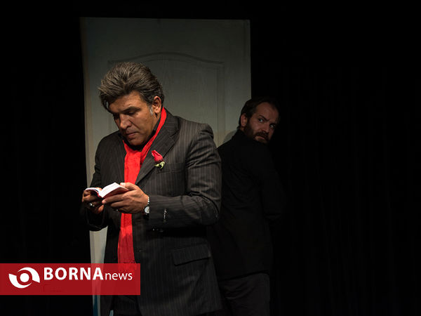 نمایش یک شاخه گل سرخ