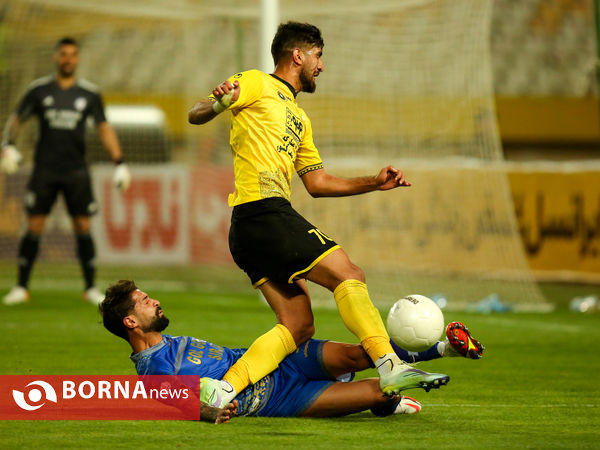 دیدار تیم‌های فوتبال فولاد مبارکه سپاهان و گل‌گهر سیرجان