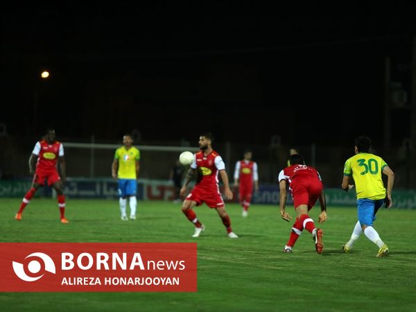 دیدار تیم های فوتبال صنعت نفت - پرسپولیس