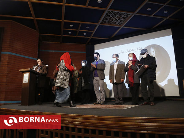 اهدا نشان  مانا و مانی انجمن هنرمندان نقاش ایران