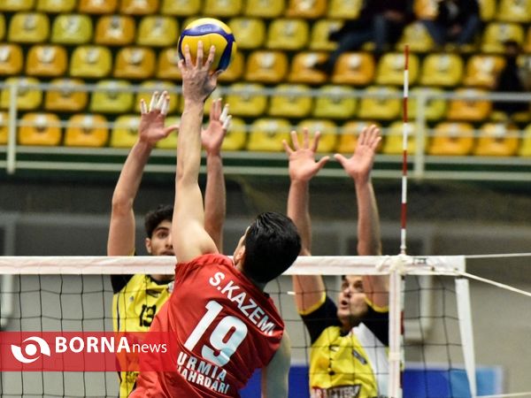دیدار تیم های والیبال شهرداری ارومیه و آذرباتری ارومیه