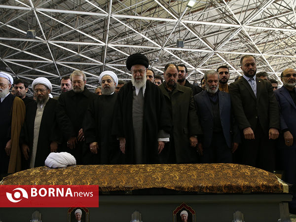 رهبر انقلاب بر پیکر حجت الاسلام والمسلمین هاشمی نماز اقامه کردند