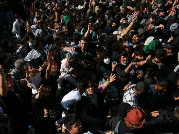 عبور زوار افغانستانی و پاکستانی از مرز شلمچه