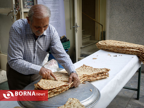 ضیافت افطار در مسجد جامع نیاوران