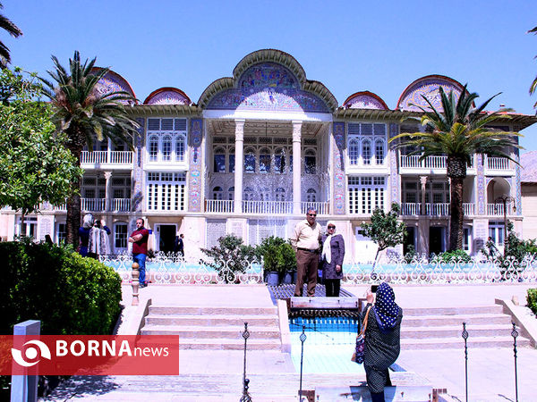 گردشگران خارجی در باغ ارم شیراز