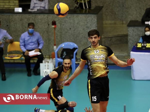 نیمه نهایی لیگ والیبال  ( فولاد سیرجان - سپاهان اصفهان )