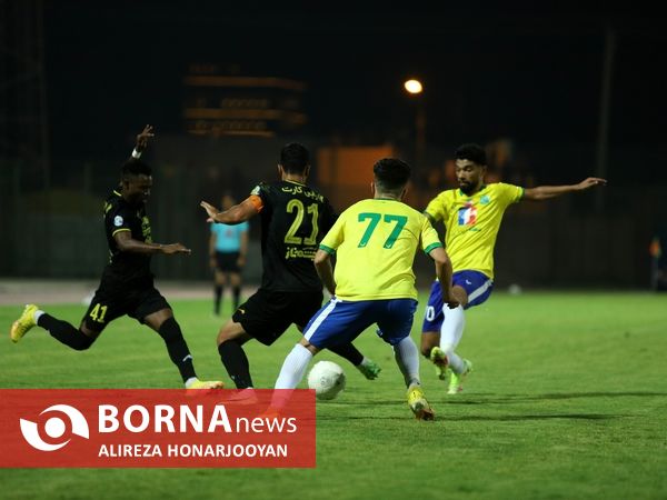 دیدار تیم های فوتبال صنعت نفت - سپاهان