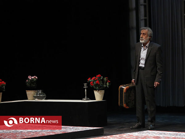 نمایش  خروس می خواند