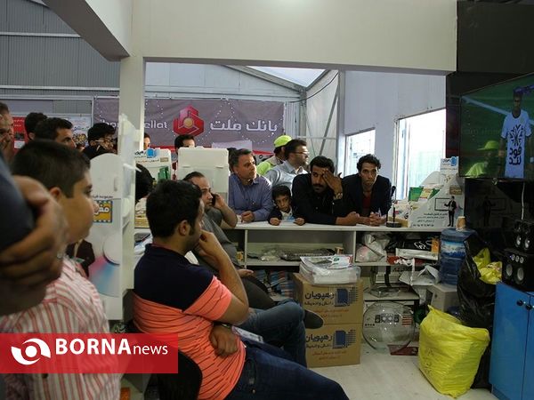 تماشای فوتبال در حاشیه نمایشگاه کتاب