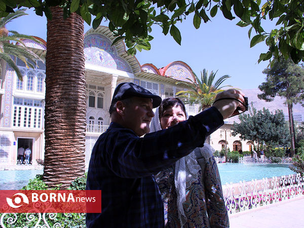 گردشگران خارجی در باغ ارم شیراز