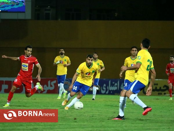 دیدار تیم های فوتبال صنعت نفت - پرسپولیس