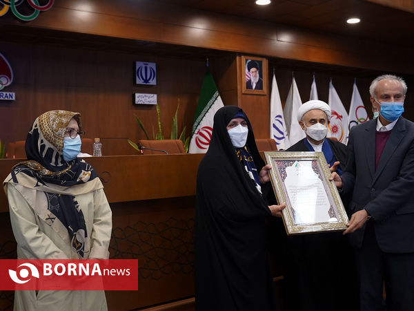 تجلیل از مهین فرهادی زاد