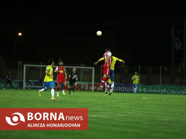 دیدار تیم های فوتبال صنعت نفت - پرسپولیس