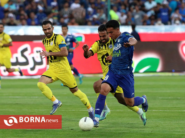 دیدار تیم های فوتبال استقلال- نفت مسجدسلیمان